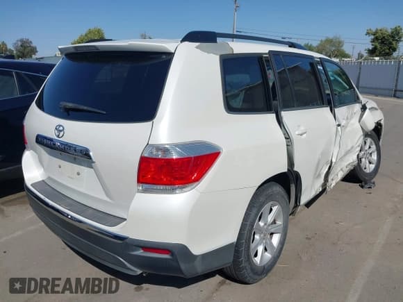 ✅ 2013 Toyota Highlander • VIN: 5TDZK3EH7DS127798 • Lot: 42372808. Listed on IAAI with 176,190 mi. Free auction sales archive from the USA and detailed vehicle history report at DreamBid. Image 4.