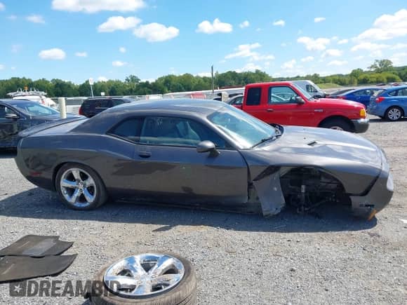 2014 Dodge Challenger SXT z VIN 2C3CDYAG3EH143382, wystawiony jako IAAI lot #43081160 z przebiegiem 35 011 mil mil oraz . Historia ofert i sprzedaży dostępna na DreamBid. Obrazek 13.