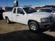 2008 Dodge Dakota SXT z VIN 1D7HE32K58S529972, wystawiony jako Copart lot #42056935 z przebiegiem 211 533 mil mil oraz Szkoda całkowita • Salvage title. Historia ofert i sprzedaży dostępna na DreamBid. Obrazek 4.