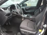 ✅ 2022 Toyota RAV4 Hybrid SE • VIN: 4T3T6RFV2NU101479 • Lot: 93378905. Wystawiony na Copart z przebiegiem 25 918 mil. Bezpłatny archiwum sprzedaży aukcyjnych z USA i szczegółowy raport historii pojazdu na DreamBid. Zdjęcie 7.