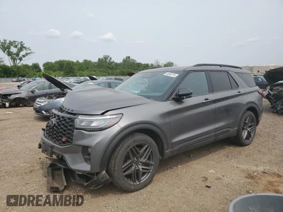 ✅ 2025 Ford Explorer ST • VIN: 1FMWK8GC5SGA15019 • Лот: 58330715. Опубликован ранее на Copart с пробегом 18 793 миль. Бесплатный доступ к архиву аукционных продаж из США и подробный отчёт об истории автомобиля на DreamBid. Изображение 1.