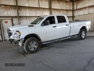 ✅ 2023 Ram 2500 Tradesman • VIN: 3C6UR5HJ3PG502323 • Lot: 68034145. Wystawiony na Copart z przebiegiem 64 356 mil. Bezpłatny archiwum sprzedaży aukcyjnych z USA i szczegółowy raport historii pojazdu na DreamBid. Zdjęcie 1.