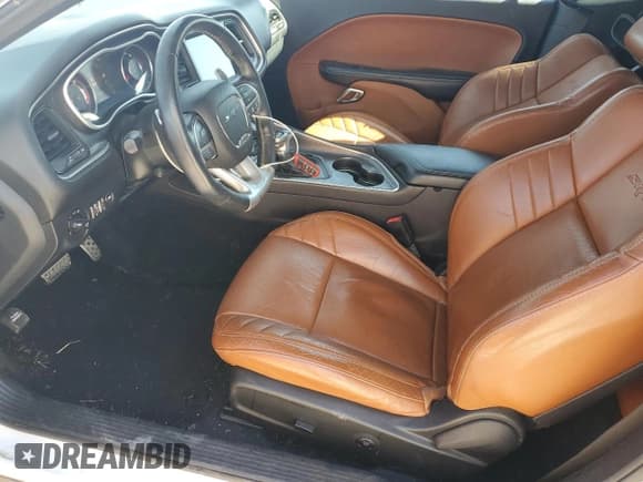 ✅ 2015 Dodge Challenger SRT 392 • VIN: 2C3CDZDJ0FH500323 • Lot: 85350155. Wystawiony na Copart z przebiegiem 123 034 mil. Bezpłatny archiwum sprzedaży aukcyjnych z USA i szczegółowy raport historii pojazdu na DreamBid. Zdjęcie 7.