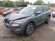 ✅ 2022 Nissan Rogue SV • VIN: 5N1BT3BB7NC677127 • Lot: 43392740. Wystawiony na IAAI z przebiegiem 38 629 mil. Bezpłatny archiwum sprzedaży aukcyjnych z USA i szczegółowy raport historii pojazdu na DreamBid. Zdjęcie 2.