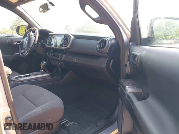 ✅ 2017 Toyota Tacoma SR5 • VIN: 5TFCZ5AN9HX116956 • Lot: 42893281. Listed on IAAI with 156,440 mi. Free auction sales archive from the USA and detailed vehicle history report at DreamBid. Image 5.