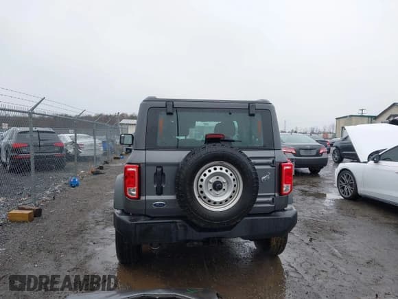 ✅ 2022 Ford Bronco • VIN: 1FMDE5AH2NLB02163 • Lot: 43746223. Wystawiony na IAAI z przebiegiem 34 728 mil. Bezpłatny archiwum sprzedaży aukcyjnych z USA i szczegółowy raport historii pojazdu na DreamBid. Zdjęcie 17.