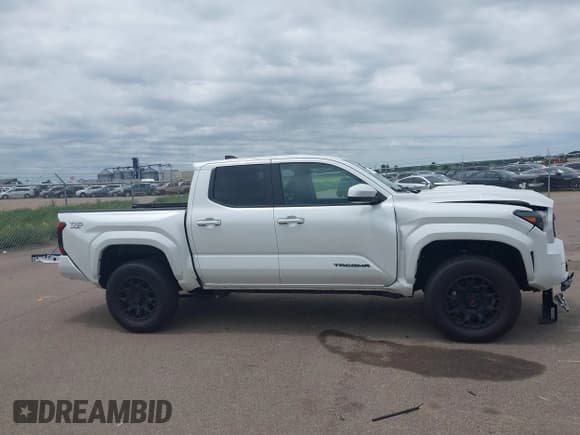✅ 2025 Toyota Tacoma SR • VIN: 3TYLB5JN4ST063931 • Лот: 42525758. Опубликован ранее на IAAI с пробегом 7 985 миль. Бесплатный доступ к архиву аукционных продаж из США и подробный отчёт об истории автомобиля на DreamBid. Изображение 13.