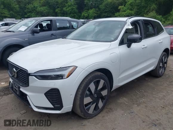 ✅ 2024 Volvo XC60 Plus Dark Theme • VIN: YV4H60DL3R1821975 • Lot: 42389056. Listed on IAAI with 10,172 mi. Free auction sales archive from the USA and detailed vehicle history report at DreamBid. Image 17.