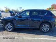 ✅ 2022 Mazda CX-5 Signature • VIN: JM3KFBXY1N0546948 • Lot: 43475970. Wystawiony na IAAI z przebiegiem 41 402 mil. Bezpłatny archiwum sprzedaży aukcyjnych z USA i szczegółowy raport historii pojazdu na DreamBid. Zdjęcie 14.