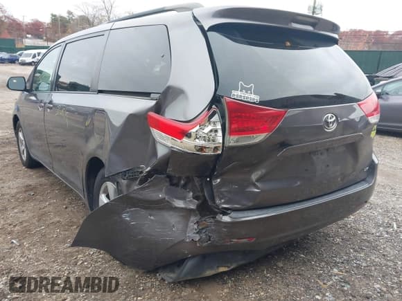 ✅ 2013 Toyota Sienna LE • VIN: 5TDKK3DCXDS295975 • Lot: 43672461. Wystawiony na IAAI z przebiegiem 180 569 mil. Bezpłatny archiwum sprzedaży aukcyjnych z USA i szczegółowy raport historii pojazdu na DreamBid. Zdjęcie 6.