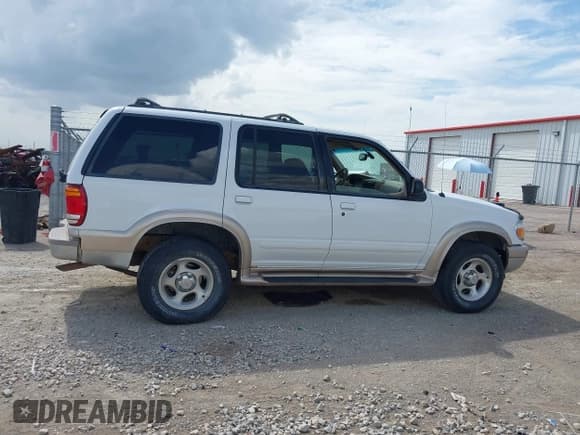 ✅ 2000 Ford Explorer Eddie Bauer • VIN: 1FMZU74E8YZA55910 • Lot: 42847157. Wystawiony na IAAI z przebiegiem 167 713 mil. Bezpłatny archiwum sprzedaży aukcyjnych z USA i szczegółowy raport historii pojazdu na DreamBid. Zdjęcie 13.