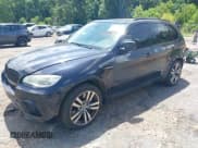 ✅ 2013 BMW X5 M • VIN: 5YMGY0C50D0C12010 • Лот: 42757510. Опубликован ранее на IAAI с пробегом 129 003 миль. Бесплатный доступ к архиву аукционных продаж из США и подробный отчёт об истории автомобиля на DreamBid. Изображение 2.
