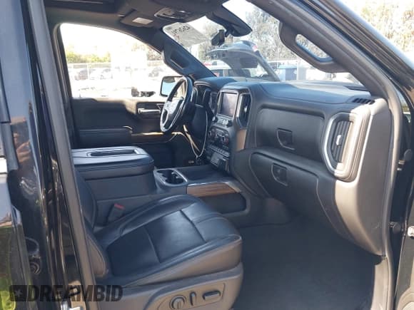 ✅ 2019 Chevrolet Silverado 1500 High Country • VIN: 3GCPWFED0KG128202 • Lot: 42626791. Wystawiony na IAAI z przebiegiem 132 247 mil. Bezpłatny archiwum sprzedaży aukcyjnych z USA i szczegółowy raport historii pojazdu na DreamBid. Zdjęcie 5.