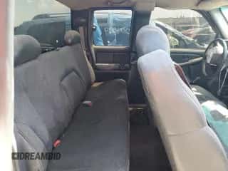 2002 Chevrolet Silverado 1500 z VIN 2GCEC19W121412302, wystawiony jako Copart lot #55272472 z przebiegiem 204 099 mil mil oraz Szkoda całkowita • Salvage title. Historia ofert i sprzedaży dostępna na DreamBid. Obrazek 6.