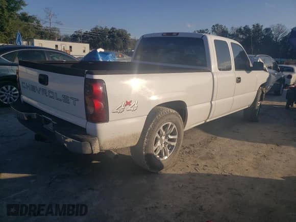 2006 Chevrolet Silverado 1500 LS z VIN 1GCEK19V06Z192917, wystawiony jako Copart lot #86732914 z przebiegiem 237 082 mil mil oraz Szkoda całkowita • Salvage title. Historia ofert i sprzedaży dostępna na DreamBid. Obrazek 3.