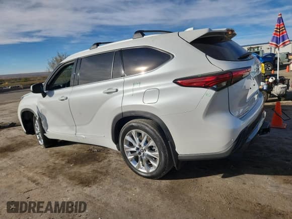 ✅ 2023 Toyota Highlander Hybrid Limited • VIN: 5TDXBRCHXPS583571 • Лот: 92426155. Опубликован ранее на Copart с пробегом 18 226 миль. Бесплатный доступ к архиву аукционных продаж из США и подробный отчёт об истории автомобиля на DreamBid. Изображение 2.