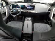 ✅ 2024 BMW iX xDrive50 • VIN: WB523CF03RCP89714 • Lot: 63060694. Wystawiony na Copart z przebiegiem 4 732 mil. Bezpłatny archiwum sprzedaży aukcyjnych z USA i szczegółowy raport historii pojazdu na DreamBid. Zdjęcie 8.