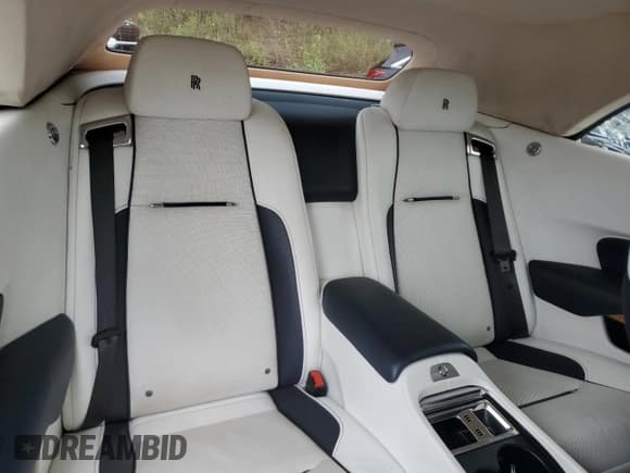 ✅ 2017 Rolls-Royce Dawn • VIN: SCA666D54HU107193 • Лот: 67849515. Опубликован ранее на Copart с пробегом 47 392 миль. Бесплатный доступ к архиву аукционных продаж из США и подробный отчёт об истории автомобиля на DreamBid. Изображение 10.