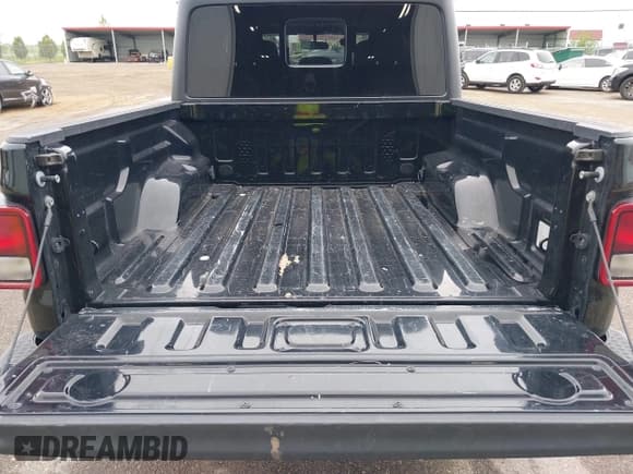 ✅ 2023 Jeep Gladiator Sport S • VIN: 1C6HJTAG8PL522548 • Лот: 42278010. Опубликован ранее на IAAI с пробегом 58 491 миль. Бесплатный доступ к архиву аукционных продаж из США и подробный отчёт об истории автомобиля на DreamBid. Изображение 17.