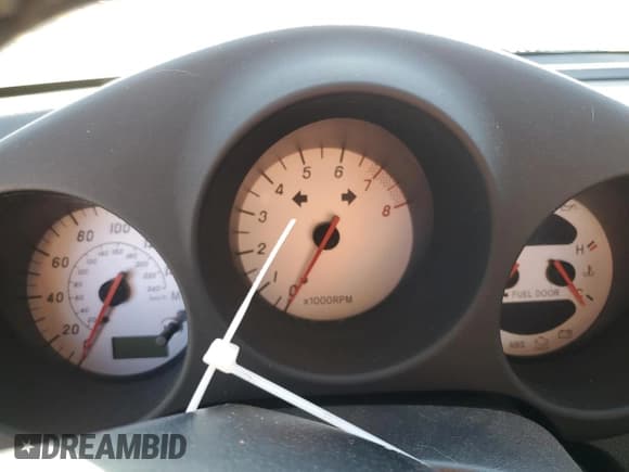 ✅ 2000 Toyota MR2 • VIN: JTDFR3202Y0008837 • Лот: 86105434. Опубликован ранее на Copart с пробегом Не указан. Бесплатный доступ к архиву аукционных продаж из США и подробный отчёт об истории автомобиля на DreamBid. Изображение 9.