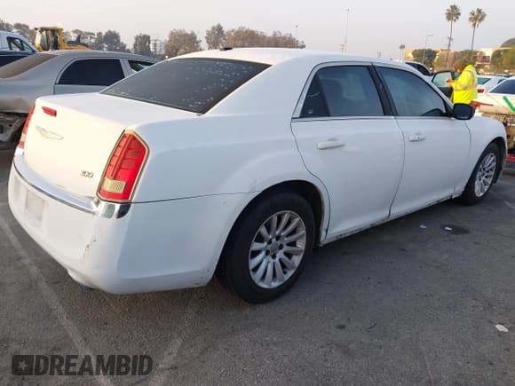 ✅ 2012 Chrysler 300 • VIN: 2C3CCAAG2CH261530 • Лот: 43806426. Опубликован ранее на IAAI с пробегом 178 442 миль. Бесплатный доступ к архиву аукционных продаж из США и подробный отчёт об истории автомобиля на DreamBid. Изображение 4.