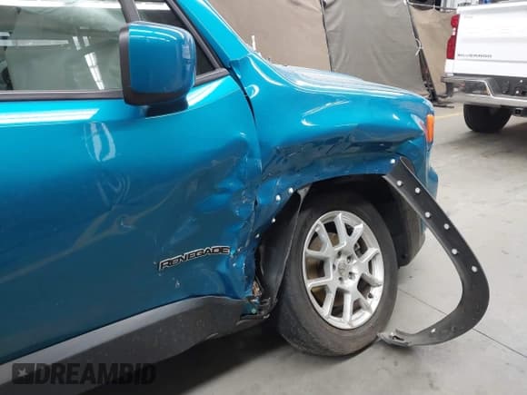 ✅ 2021 Jeep Renegade Latitude • VIN: ZACNJDBB7MPN36630 • Lot: 42107304. Wystawiony na IAAI z przebiegiem 41 133 mil. Bezpłatny archiwum sprzedaży aukcyjnych z USA i szczegółowy raport historii pojazdu na DreamBid. Zdjęcie 6.