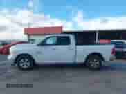 2017 Ram 1500 SLT z VIN 1C6RR6GG4HS676025, wystawiony jako IAAI lot #43585212 z przebiegiem 95 645 mil mil oraz . Historia ofert i sprzedaży dostępna na DreamBid. Obrazek 14.