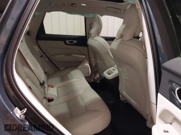 ✅ 2019 Volvo XC60 Momentum • VIN: LYV102RK3KB380784 • Lot: 42344137. Listed on IAAI with 61,315 mi. Free auction sales archive from the USA and detailed vehicle history report at DreamBid. Image 8.