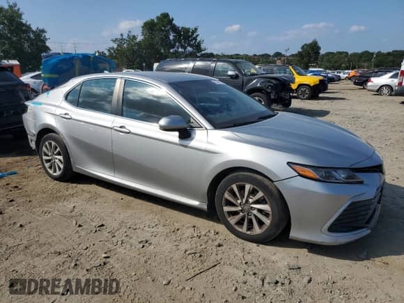 2021 Toyota Camry LE z VIN 4T1C11BKXMU038666, wystawiony jako Copart lot #68346185 z przebiegiem 212 141 mil mil oraz Szkoda całkowita • Salvage title. Historia ofert i sprzedaży dostępna na DreamBid. Obrazek 4.