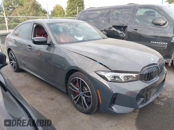 ✅ 2023 BMW 3 Series 330e • VIN: 3MW39FF09P8C97635 • Lot: 43129492. Wystawiony na IAAI z przebiegiem 27 153 mil. Bezpłatny archiwum sprzedaży aukcyjnych z USA i szczegółowy raport historii pojazdu na DreamBid. Zdjęcie 13.