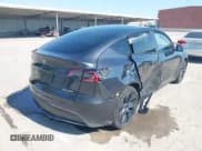 ✅ 2024 Tesla Model Y Long Range • VIN: 7SAYGDEE3RA317084 • Lot: 43374530. Wystawiony na IAAI z przebiegiem 12 885 mil. Bezpłatny archiwum sprzedaży aukcyjnych z USA i szczegółowy raport historii pojazdu na DreamBid. Zdjęcie 4.