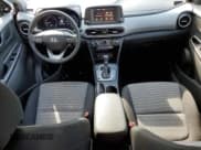 ✅ 2021 Hyundai Kona SE • VIN: KM8K12AA9MU664171 • Лот: 56503724. Опубликован ранее на Copart с пробегом 63 154 миль. Бесплатный доступ к архиву аукционных продаж из США и подробный отчёт об истории автомобиля на DreamBid. Изображение 8.