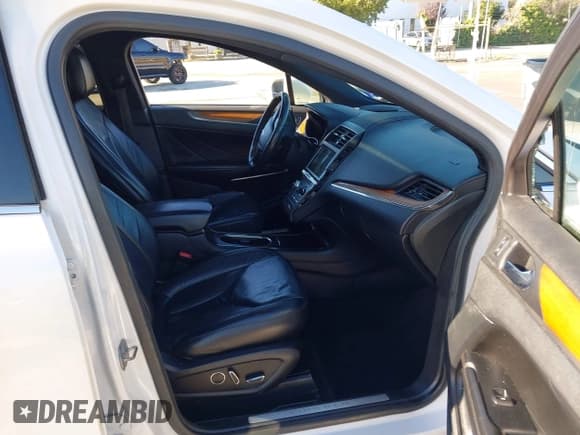 ✅ 2017 Lincoln MKC Select • VIN: 5LMCJ2C98HUL33379 • Lot: 43775018. Listed on IAAI with 79,297 mi. Free auction sales archive from the USA and detailed vehicle history report at DreamBid. Image 5.