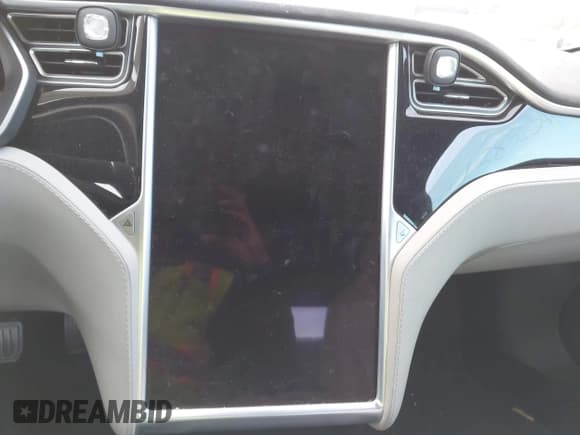 ✅ 2015 Tesla Model S 85D • VIN: 5YJSA1S20FF093624 • Лот: 43856541. Опубликован ранее на IAAI с пробегом Не указан. Бесплатный доступ к архиву аукционных продаж из США и подробный отчёт об истории автомобиля на DreamBid. Изображение 17.