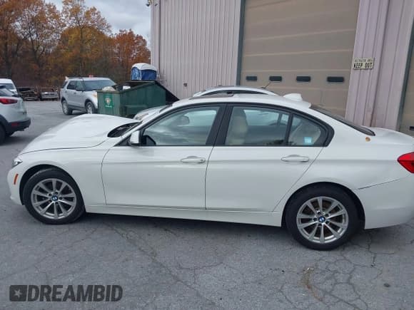 ✅ 2017 BMW 3 Series 320i xDrive • VIN: WBA8E5G38HNU44076 • Лот: 43557943. Опубликован ранее на IAAI с пробегом 140 100 миль. Бесплатный доступ к архиву аукционных продаж из США и подробный отчёт об истории автомобиля на DreamBid. Изображение 14.