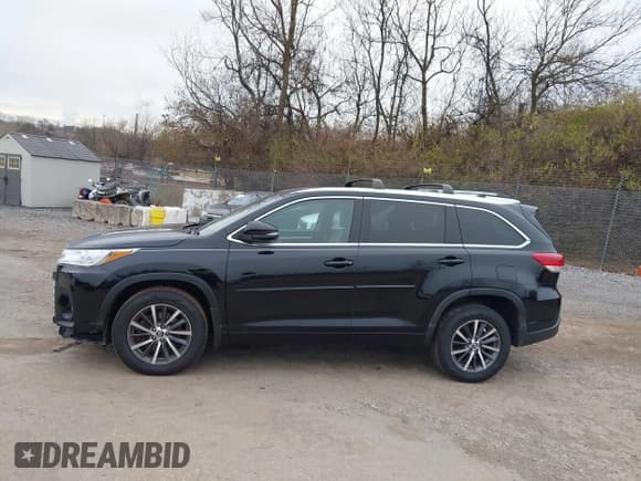 ✅ 2017 Toyota Highlander XLE • VIN: 5TDJZRFH2HS469580 • Lot: 43843833. Listed on IAAI with 120,451 mi. Free auction sales archive from the USA and detailed vehicle history report at DreamBid. Image 14.