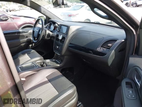 ✅ 2016 Chrysler Town & Country S • VIN: 2C4RC1HG0GR138532 • Lot: 42164215. Listed on IAAI with 55,486 mi. Free auction sales archive from the USA and detailed vehicle history report at DreamBid. Image 5.