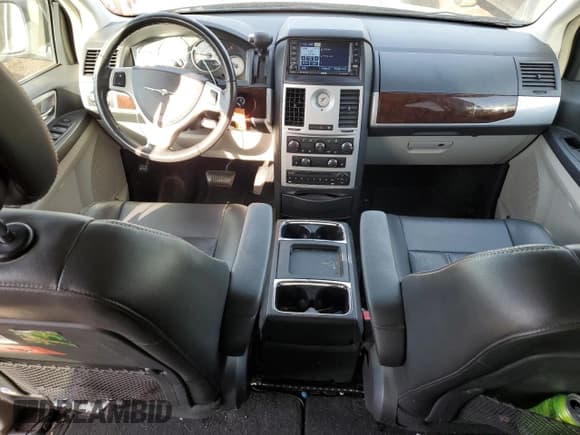 ✅ 2010 Chrysler Town & Country Touring Plus • VIN: 2A4RR8D15AR377021 • Lot: 92682835. Wystawiony na Copart z przebiegiem 151 032 mil. Bezpłatny archiwum sprzedaży aukcyjnych z USA i szczegółowy raport historii pojazdu na DreamBid. Zdjęcie 8.