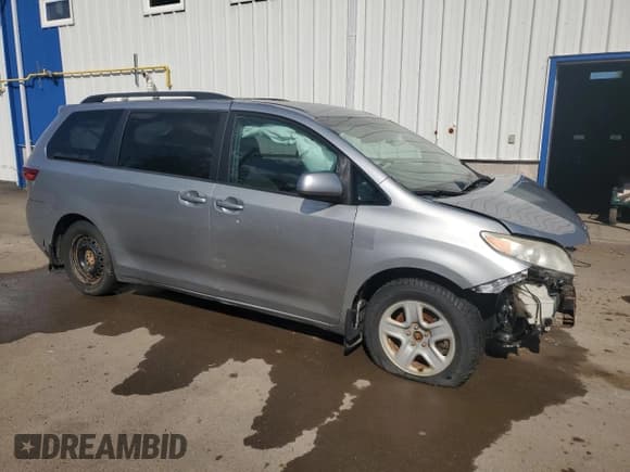 ✅ 2015 Toyota Sienna LE AAS • VIN: 5TDKK3DC2FS575053 • Lot: 71449105. Listed on Copart with 667,376 mi. Free auction sales archive from the USA and detailed vehicle history report at DreamBid. Image 4.