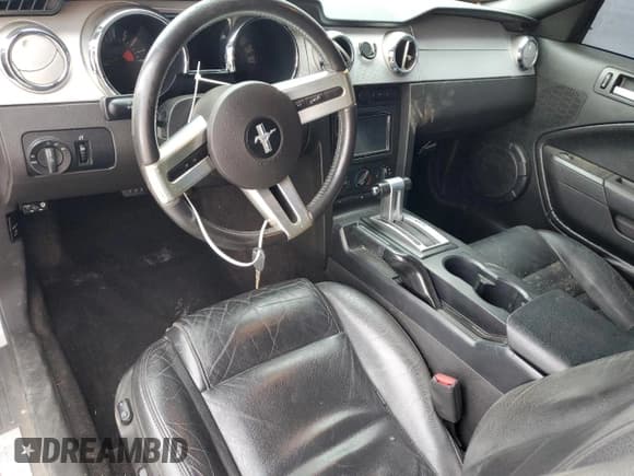 ✅ 2006 Ford Mustang GT Deluxe • VIN: 1ZVFT85H365266104 • Лот: 84361135. Опубликован ранее на Copart с пробегом 184 373 миль. Бесплатный доступ к архиву аукционных продаж из США и подробный отчёт об истории автомобиля на DreamBid. Изображение 8.