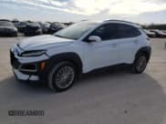 ✅ 2019 Hyundai Kona SEL • VIN: KM8K22AA1KU390944 • Лот: 38020434. Опубликован ранее на Copart с пробегом 44 765 миль. Бесплатный доступ к архиву аукционных продаж из США и подробный отчёт об истории автомобиля на DreamBid. Изображение 1.
