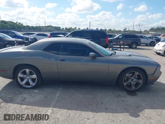✅ 2012 Dodge Challenger SXT • VIN: 2C3CDYAG2CH105686 • Lot: 41525994. Wystawiony na IAAI z przebiegiem 130 338 mil. Bezpłatny archiwum sprzedaży aukcyjnych z USA i szczegółowy raport historii pojazdu na DreamBid. Zdjęcie 13.