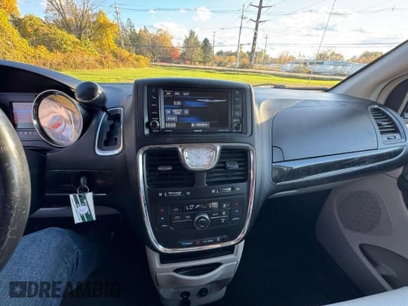 ✅ 2013 Chrysler Town & Country Touring • VIN: 2C4RC1BGXDR578018 • Lot: 90118735. Listed on Copart with 164,765 mi. Free auction sales archive from the USA and detailed vehicle history report at DreamBid. Image 9.