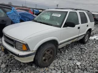 ✅ 1997 Chevrolet Blazer LT • VIN: 1GNDT13W2V2201951 • Lot: 82643694. Wystawiony na Copart z przebiegiem 195 653 mil. Bezpłatny archiwum sprzedaży aukcyjnych z USA i szczegółowy raport historii pojazdu na DreamBid. Zdjęcie 1.