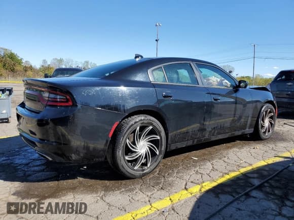 ✅ 2015 Dodge Charger SXT • VIN: 2C3CDXJG9FH739141 • Lot: 85901705. Wystawiony na Copart z przebiegiem 97 340 mil. Bezpłatny archiwum sprzedaży aukcyjnych z USA i szczegółowy raport historii pojazdu na DreamBid. Zdjęcie 3.