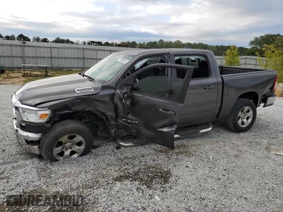 2020 Ram 1500 Tradesman z VIN 1C6RREGTXLN237345, wystawiony jako Copart lot #71566015 z przebiegiem 69 685 mil mil oraz Szkoda całkowita • Salvage title. Historia ofert i sprzedaży dostępna na DreamBid. Obrazek 1.