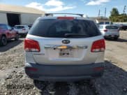 ✅ 2011 Kia Sorento LX • VIN: 5XYKTCA18BG113040 • Лот: 85011765. Опубликован ранее на Copart с пробегом 197 286 миль. Бесплатный доступ к архиву аукционных продаж из США и подробный отчёт об истории автомобиля на DreamBid. Изображение 6.
