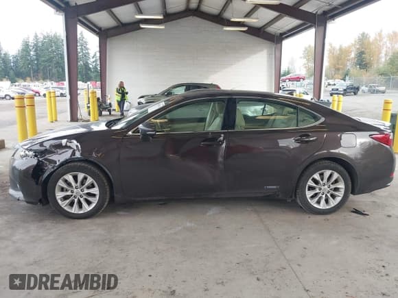 ✅ 2013 Lexus ES 300h • VIN: JTHBW1GG5D2029275 • Lot: 43682314. Listed on IAAI with 200,627 mi. Free auction sales archive from the USA and detailed vehicle history report at DreamBid. Image 14.