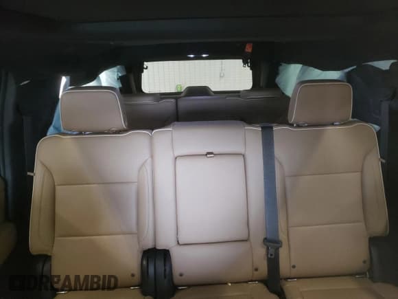 ✅ 2021 Chevrolet Suburban Premier • VIN: 1GNSCFKD2MR318276 • Lot: 37848743. Wystawiony na Copart z przebiegiem 33 165 mil. Bezpłatny archiwum sprzedaży aukcyjnych z USA i szczegółowy raport historii pojazdu na DreamBid. Zdjęcie 10.