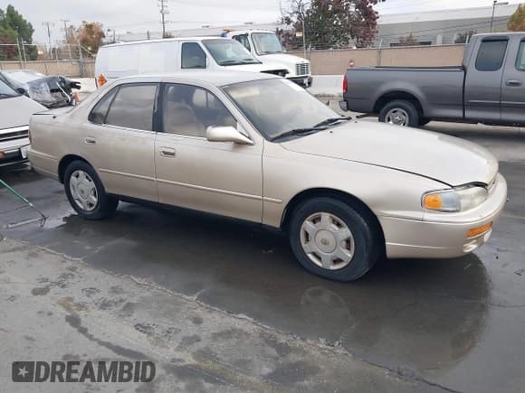 ✅ 1995 Toyota Camry LE • VIN: JT2GK12E3S0101407 • Lot: 43810324. Wystawiony na IAAI z przebiegiem 143 774 mil. Bezpłatny archiwum sprzedaży aukcyjnych z USA i szczegółowy raport historii pojazdu na DreamBid. Zdjęcie 1.
